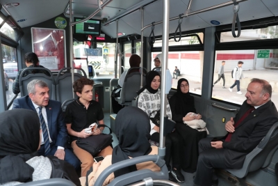 BAŞKAN BEYAZGÜL VE REKTÖR GÜLLÜOĞLU’NDAN OTOBÜSLE KAMPÜSE YOLCULUK