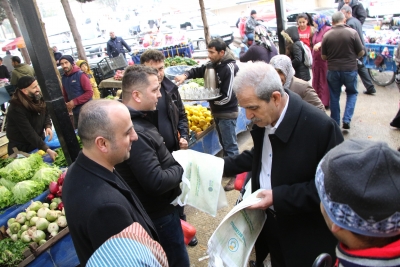 Başkan Demirkol Vatandaşlara Bez Çanta Dağıttı