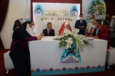BAŞKAN KUŞ, GÖRME ENGELLİ ÇİFTİN MUTLULUKLARINA ORTAK OLDU.