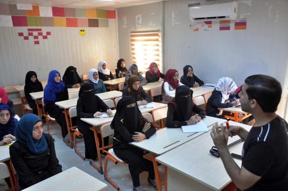 Çadırkentte kalan 8 bin Suriyeli öğrenci bugün ders başı yaptı