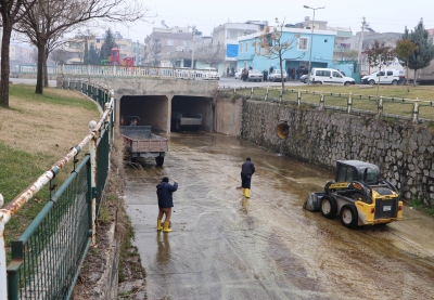 BÜYÜKŞEHİR KENT MERKEZİNDE DERELERİ TEMİZLİYOR