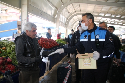BÜYÜKŞEHİR PAZAR YERLERİNDE ÜCRETSİZ MASKE DAĞITTI