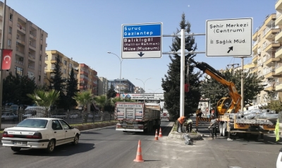 BÜYÜKŞEHİR, ŞANLIURFA YOLLARINI 'BAŞÜSTÜ T LEVHALARI'YLA DONATIYOR