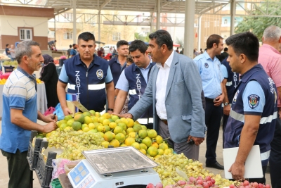 Büyükşehir Zabıta'sı Pazarda Etiketleri Kontrol Etti