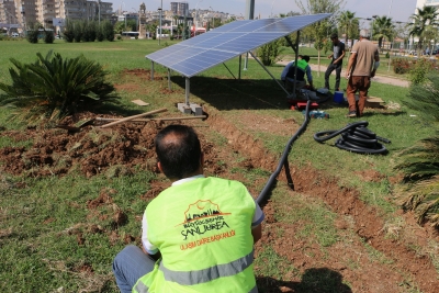 BÜYÜKŞEHİR'DEN ABİDE KAVŞAĞINA GÜNEŞ ENERJİLİ KESİNTİSİZ GÜÇ KAYNAĞI 