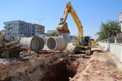 BÜYÜKŞEHİRDEN AKÇAKALE YOLUNDA YAĞMUR SUYU DRENAJ ÇALIŞMASI