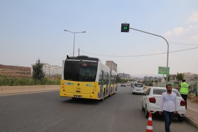ŞANLIURFA'NIN ANA ARTERLERİNDE RADARLI HIZ TESPİTİ YAPILIYOR