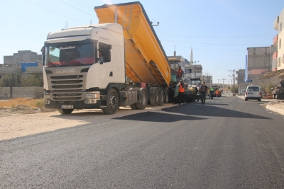 BÜYÜKŞEHİR'İN SICAK ASFALT HİZMETİ İLÇELERE TAŞINDI