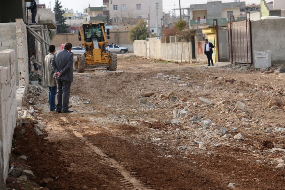 Akçakale’nin kırsal mahallelerinde yol yapım çalışmaları sürüyor