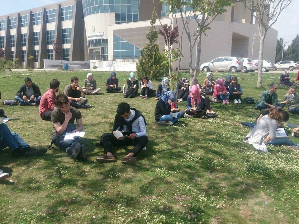 HRÜ Öğrencilerinden Kitap Okuma etkinliği