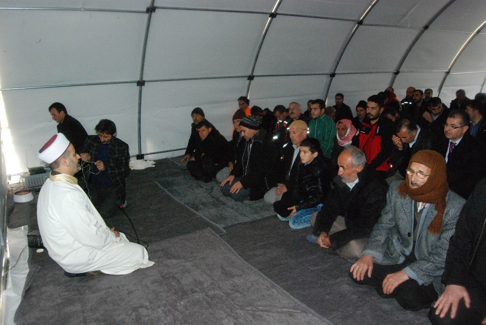 Depremzedeler Cuma namazını çadırlarda kıldı