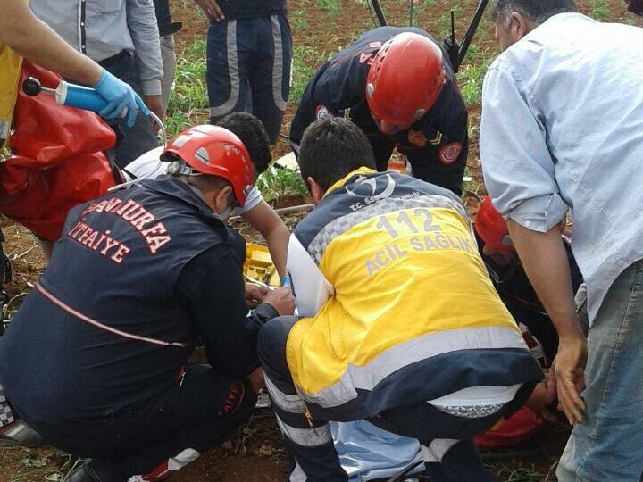 Küçük çocuk iki ayağını çapa makinesine kaptırdı