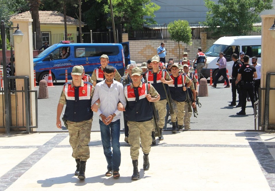 Sosyal medyada terör propagandası yapan 8 zanlı adliyeye çıkarıldı