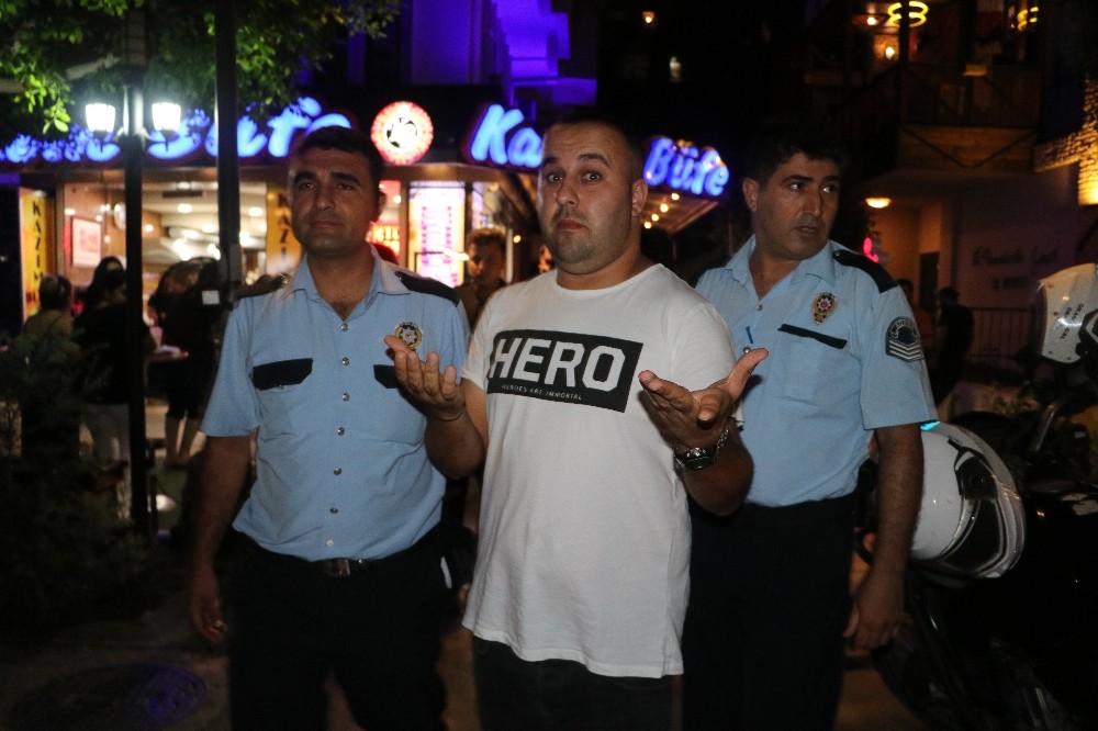 ‘Hero’ tişörtü giyen bir kişi yemek yediği sırada gözaltına alındı