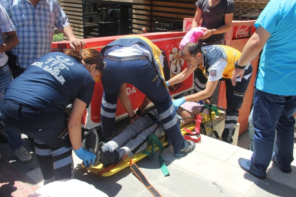 Şanlıurfa’da otomobil ile motosiklet çarpıştı: 2 yaralı