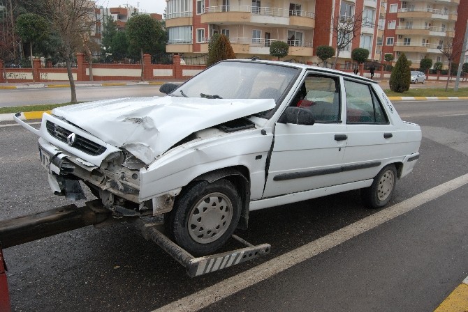 Ters şeride giren otomobil kaldırımdaki yayaya çarptı