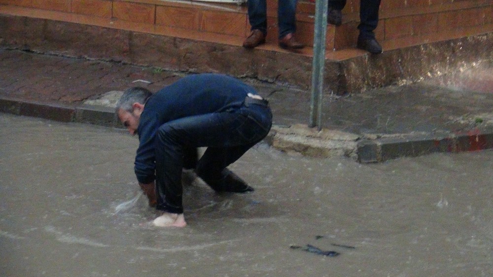 Viranşehir’de sağanak yağış caddeleri göle çevirdi