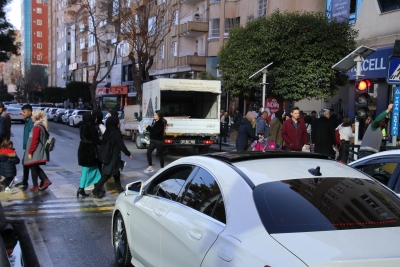 EMİRGAN YAYA GEÇİDİ'NE GÜNEŞ ENERJİLİ MOBİL SİNYALİZASYON