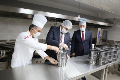 ‘EVDEKAL’ ÇAĞRISINA SICAK YEMEKLE DESTEK