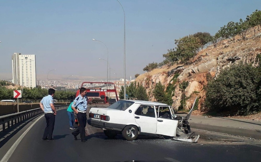 Bariyerlere çarpan otomobildeki kişi yaralandı