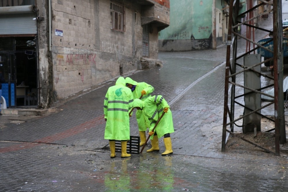 Belediye ekipleri su baskınlarına anında müdahale etti