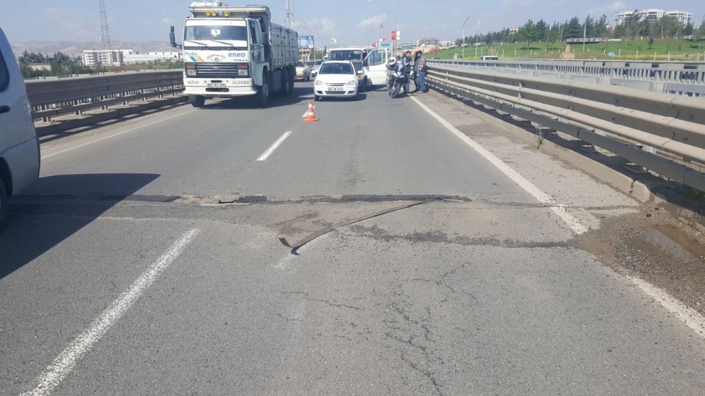 Köprünün yerinden çıkan demiri kazaya neden oldu : 2 yaralı