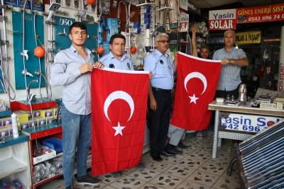 HALİLİYE BELEDİYESİNDEN VATANDAŞLARA TÜRK BAYRAĞI