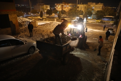HALİLİYE’DE BUZLANMA VE KAR MESAİSİ GECE BOYUNCA DEVAM EDİYOR