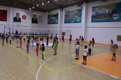 Haliliye’de çocuklar yaz tatilinde basketbol öğreniyor
