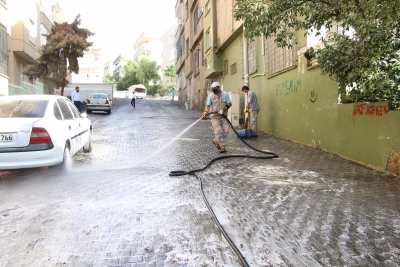 HALİLİYE’DE KÖPÜKLÜ SU İLE YIKAMA VE DEZENFEKTE SÜRÜYOR