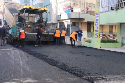 HALİLİYE’DE YOLLAR SICAK ASFALT VE PARKE ÇALIŞMALARIYLA YENİLENİYOR
