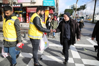 HALİLİYELİLER TEPKİLERİNİ TÜRK BAYRAĞINI ÖPEREK GÖSTERDİ