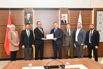 İl Sağlık Müdürü Erhan Berk, Belgeyi Rektör Tahir Güllüoğlu’na Takdim Etti