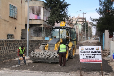 İLÇELERDE CADDE VE SOKAKLARDA BAKIM ÇALIŞMASI SÜRÜYOR