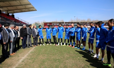 Karaköprü Belediyespor Yönetiminden takıma moral ziyareti