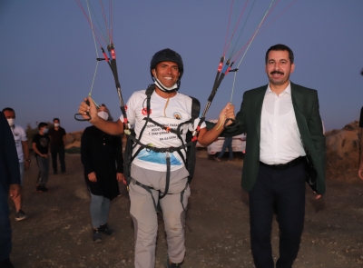 KARAKÖPRÜ SEMALARINDA YAMAÇ PARAŞÜTLERİ HAVALANIYOR