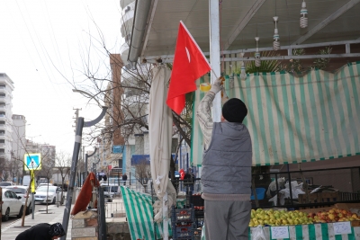 KARAKÖPRÜ’DE BAYRAK DAĞITILDI