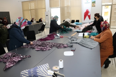 KARAKÖPRÜ’DE KADINLAR GİYİM KURSUNDA MESLEK ÖĞRENİYOR
