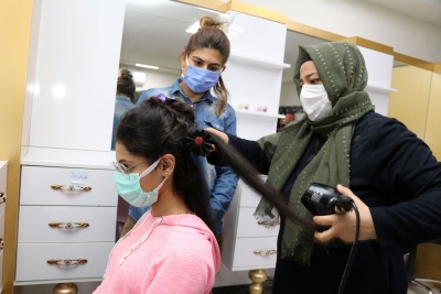 KARAKÖPRÜ’DE KADINLAR HEM ÖĞRENİYOR HEM KAZANIYOR