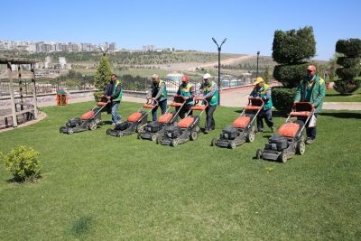 KARAKÖPRÜ’DE PARKLAR YAZA HAZIRLANIYOR