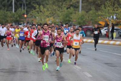KARAKÖPRÜ'DE SAYBURÇ YARI MARATONUYLA SPOR ŞÖLENİ YAŞANDI
