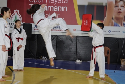 KARAKÖPRÜ’DE TAEKWONDO TURNUVASI