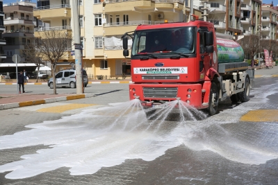 KARAKÖPRÜ'DE YOLLAR KÖPÜKLÜ SUYLA YIKANARAK DEZENFEKTE EDİLİYOR