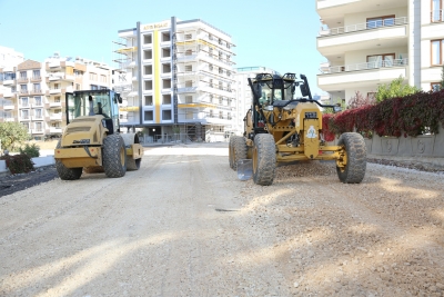 KARAKÖPRÜ'DE YOLLAR KİLİTLİ PARKEYLE YENİLENİYOR