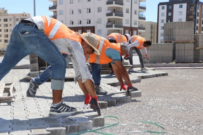 KARAKÖPRÜ’DE YOLLAR KİLİTLİ PARKEYLE DÖŞENİYOR