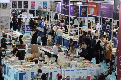 KİTAP FUARINDA YAZARLARIN SÖYLEŞİLERİ BÜYÜK İLGİ GÖRDÜ