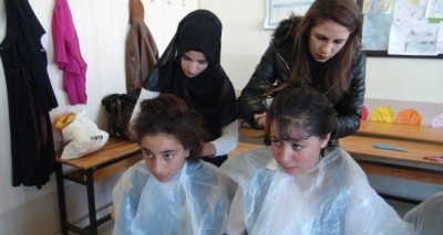 Kuaför kursiyerlerinden kırsaldaki kız öğrencilere saç bakımı