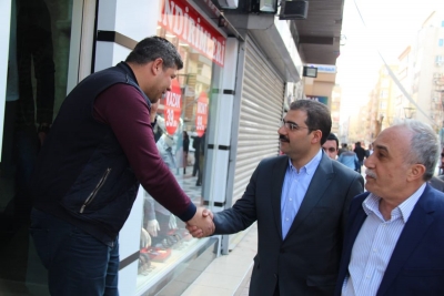 Mehmet Canpolat Bağlarbaşı ve Bahçelievler Mahallesin'de esnafları ziyaret ederek sorunlarını dinledi.