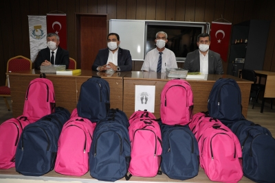 MİNİKLER HEDİYELERİNİ BAŞKAN CANPOLAT’TAN ALDI