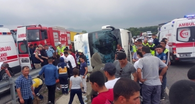 Samsun'da acemi erleri taşıyan otobüs devrildi (video)